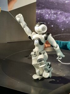 Tanzender Roboter im Bionicum